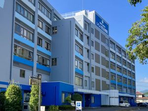 青い外壁の病院建物  