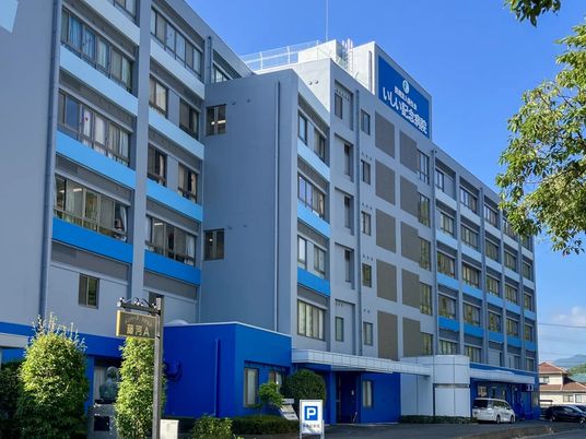 青い外壁の病院建物  
