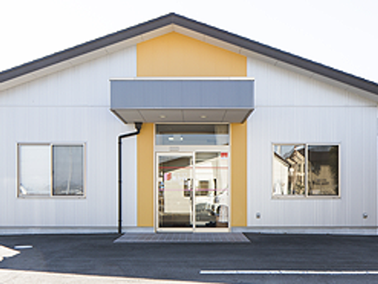 明るい建物の外観