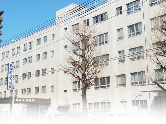 病院前の建物外観  