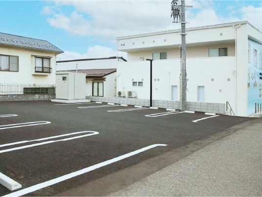 外観と駐車場の様子  