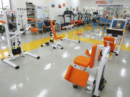 機能訓練室の運動機器  