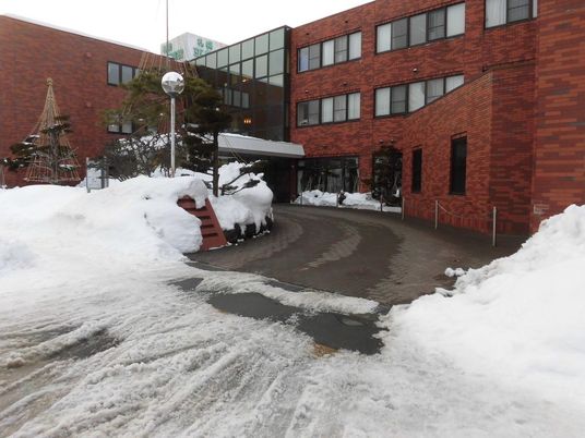 雪のある施設外観  