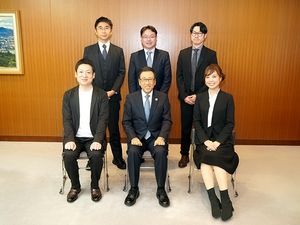 6人が並ぶロビー  