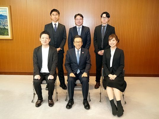 6人が並ぶロビー  