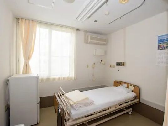 明るい個室の居室  