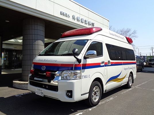送迎車が停まる外観  