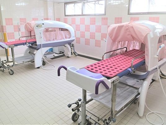 入浴用ベッドが並ぶ浴室  
