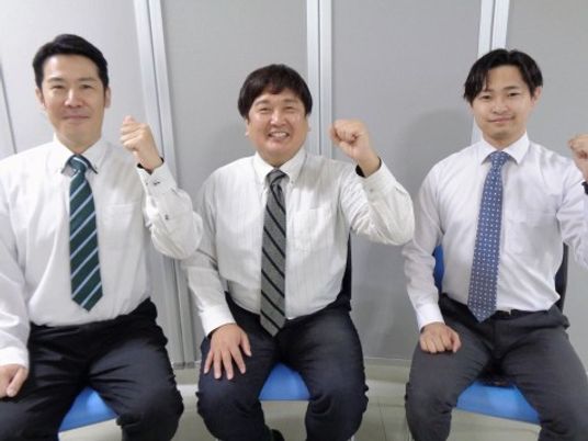 スタッフが並ぶ休憩室  