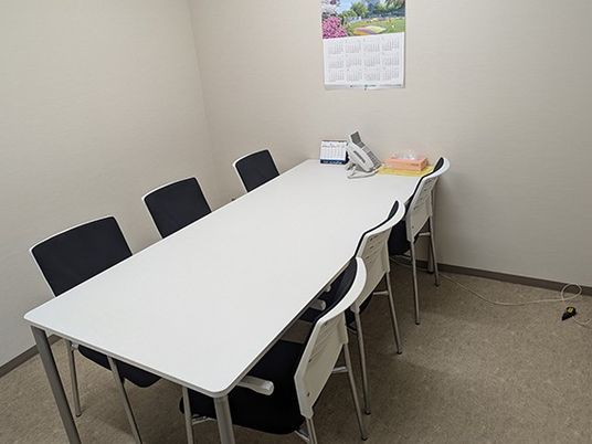 打ち合わせ室の机  