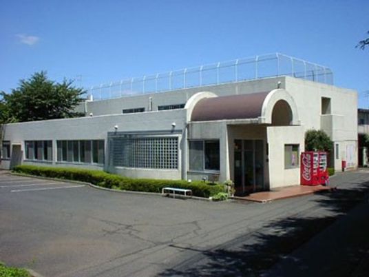 白い建物の外観  