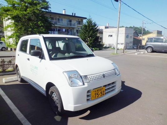 送迎車と建物の外観  