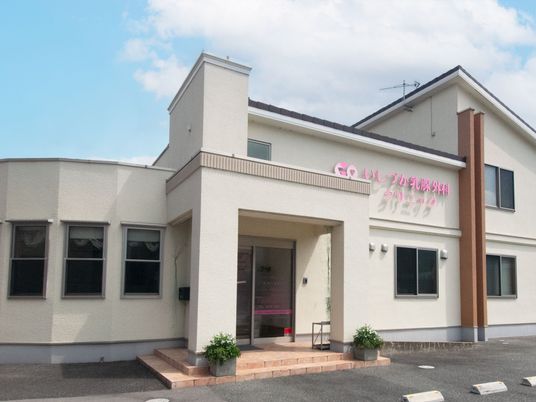 明るい外観の建物  