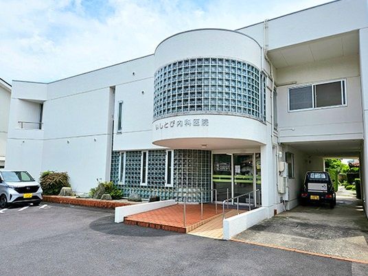 白い建物の外観  
