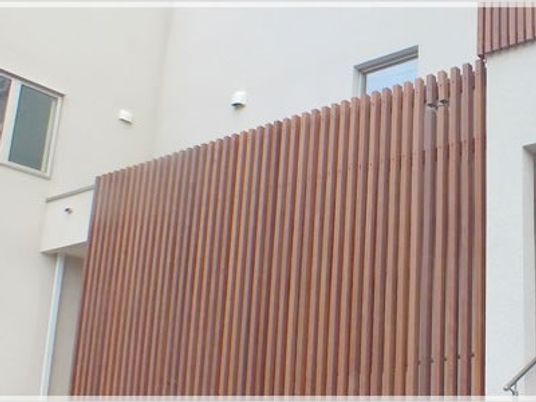 木目調外壁の建物外観  