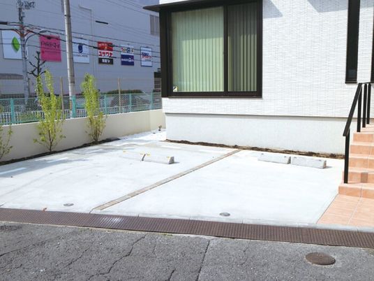 建物横の駐車スペース  