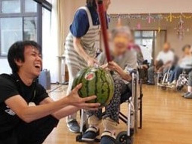 スイカ割りする室内 多目的室 車椅子の方も参加するスイカ割りイベントです。和やかな雰囲気で楽しい時間を過ごせます。
