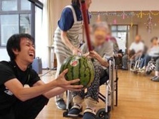 スイカ割りする室内 多目的室 車椅子の方も参加するスイカ割りイベントです。和やかな雰囲気で楽しい時間を過ごせます。