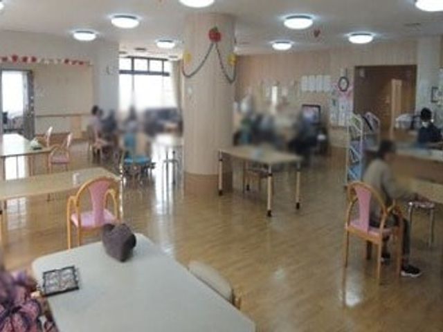 明るいラウンジの様子 ラウンジ 自然光が差し込む明るい空間です。利用者がくつろいで過ごせる広々としたスペースがあります。