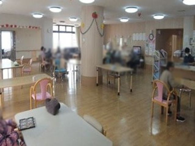 明るいラウンジの様子 ラウンジ 自然光が差し込む明るい空間です。利用者がくつろいで過ごせる広々としたスペースがあります。