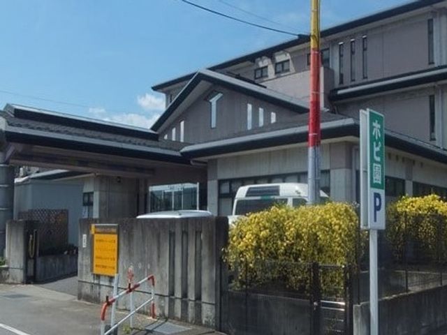 施設の入口 外観 落ち着いた雰囲気の施設入口。明るい日差しに包まれ、訪れる人を和ませます。