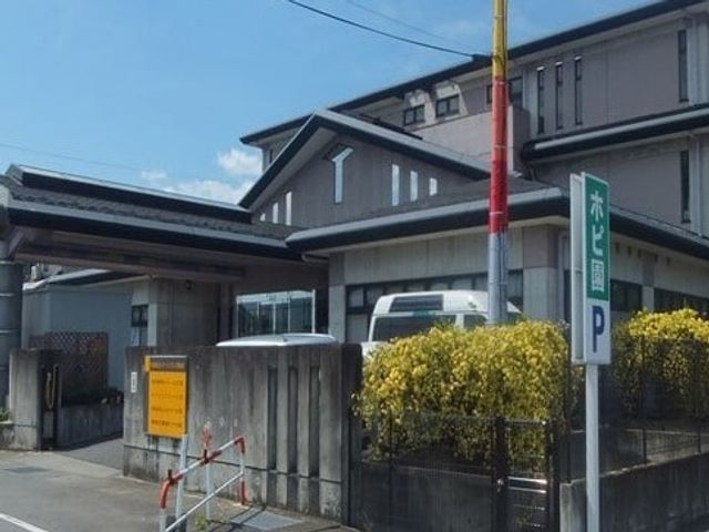 施設の入口 外観 落ち着いた雰囲気の施設入口。明るい日差しに包まれ、訪れる人を和ませます。