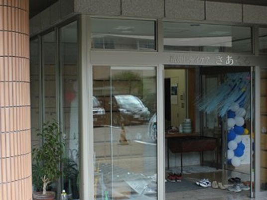 明るい出入口のエントランス  