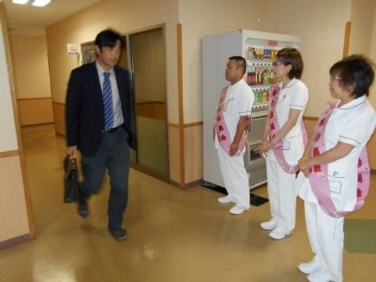 廊下で挨拶するスタッフ  
