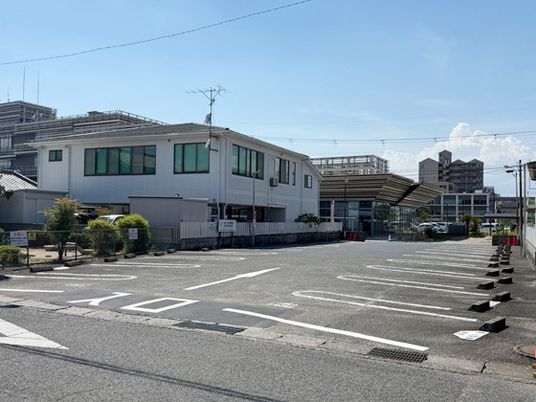 建物前の駐車場