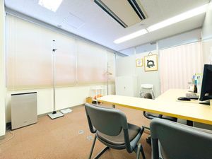 明るい相談室の机  