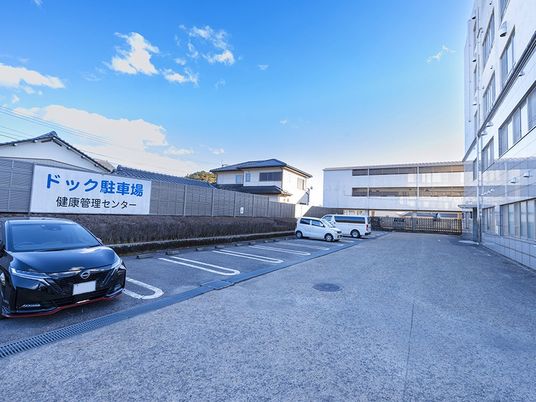 広い駐車場の外観  