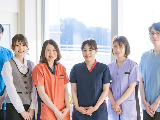 スタッフ集合の明るい室内  