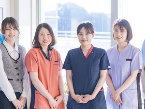 笑顔の職員たちの集合