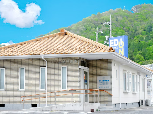 明るい外観の建物  