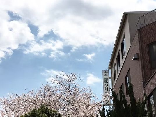 施設の外観と桜  