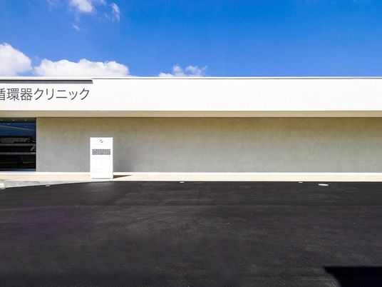 青空の建物外観  