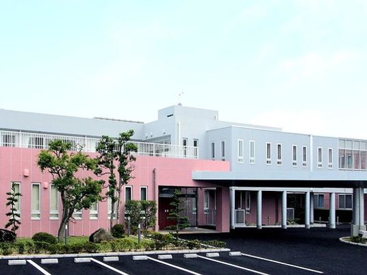明るい外観の施設  