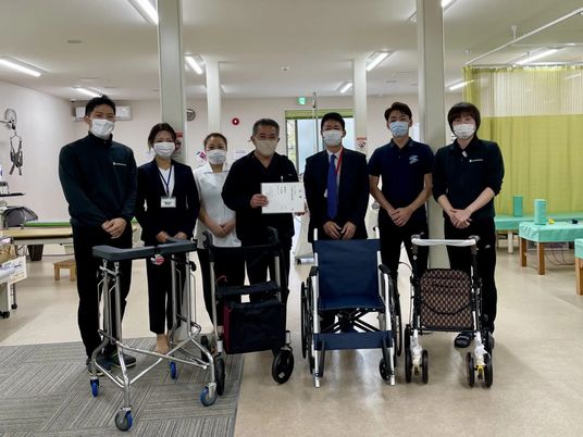 リハ室で集合する職員たち  