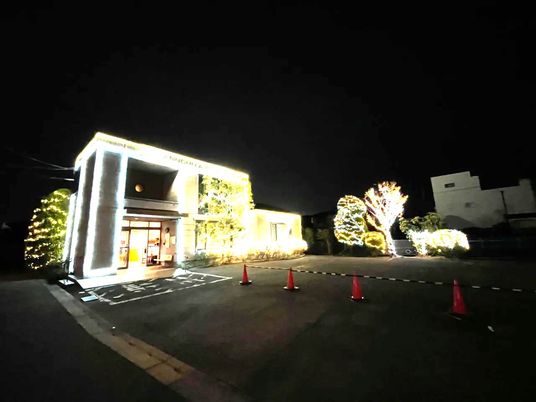夜の施設外観  