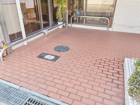 広いタイル張りのテラス  