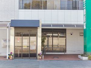 建物正面の出入口  