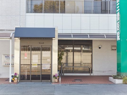 建物正面の出入口  