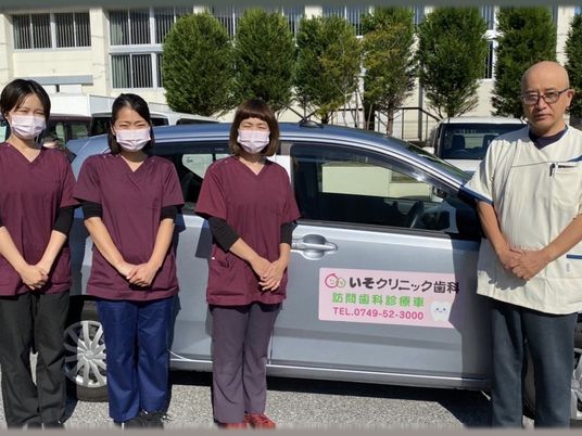 訪問歯科車前のスタッフ  