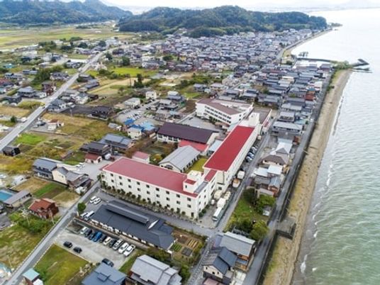 海沿いの施設外観  