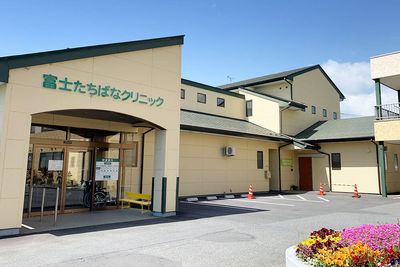 駐車場のある建物外観