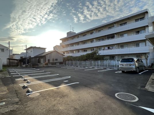 駐車場のある外観  