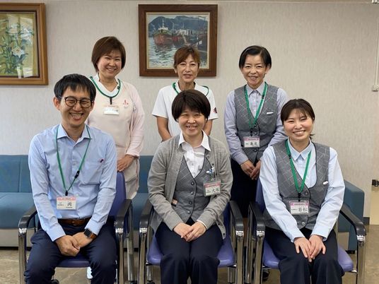 笑顔の職員が並ぶ休憩室  