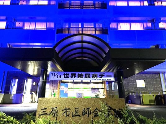 青く照らされた外観  