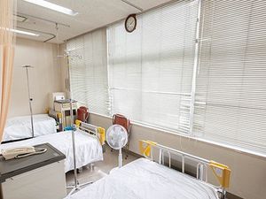 明るい居室のベッド  
