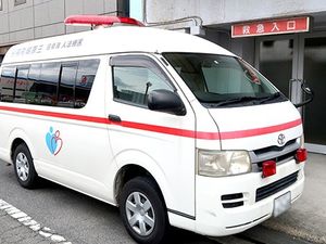 救急入口前の送迎車  